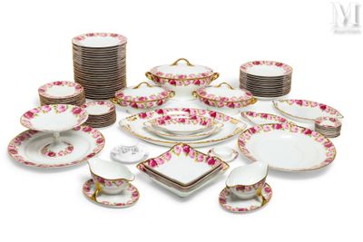 beaucoup d'assiettes, de tasses et de soucoupes sur la table