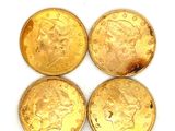 trois souverains d'or sont empilés les uns sur les autres