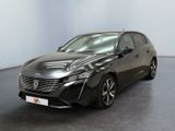 La voiture noire est garée dans une grande pièce au sol noir.