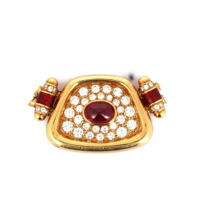 un gros plan d'une bague en diamant rouge et blanche