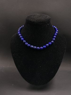 un collier de perles violettes sur un mannequin noir