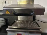 une photo d'un four à pizza professionnel dans une cuisine professionnelle