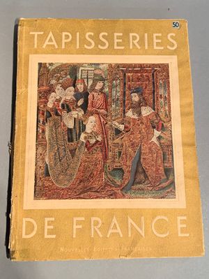 un vieux livre avec la photo d'un groupe de personnes