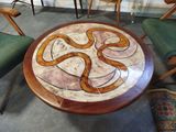 une table en marbre sur laquelle est posé un serpent, au milieu d'une pièce