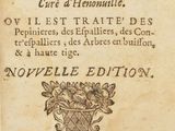 un vieux livre écrit posé sur une table