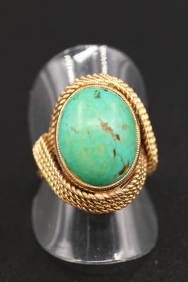 Gros plan sur une bague ornée d'une turquoise