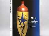 la couverture d'un livre sur laquelle figure l'image d'un vase