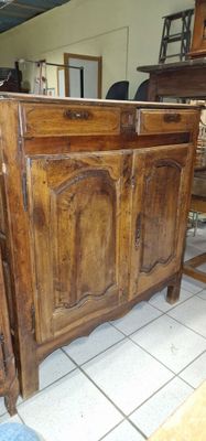 un grand meuble en bois au milieu d'une pièce