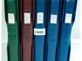 Quatre livres sont alignés les uns à côté des autres, avec des étiquettes dessus.