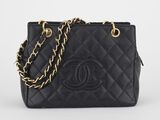 un sac à bandoulière Chanel en cuir matelassé noir avec une chaîne dorée