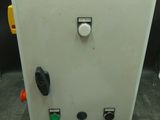 une image représentant un appareil électrique blanc posé sur une table