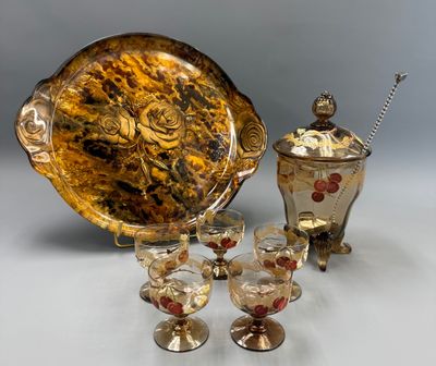 Plusieurs œuvres d'art en verre sont posées sur une table