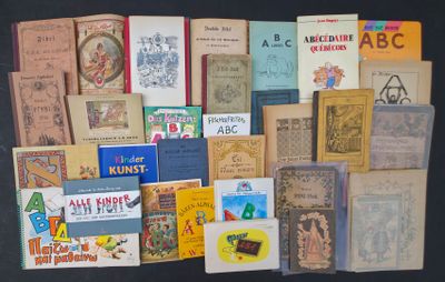 un grand nombre de livres posés sur une table