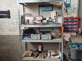 une étagère avec des outils et une poubelle dans un garage