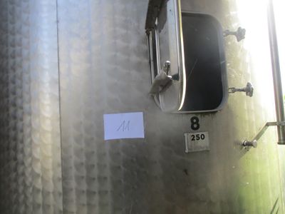 une image représentant une cuve en acier inoxydable sur laquelle figure une étiquette