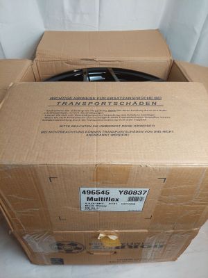 une boîte en carton contenant un tuyau noir