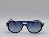 gros plan d'une paire de lunettes de soleil sur une surface blanche