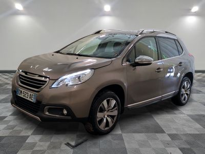 la voiture marron est garée sur un sol en damier dans le garage