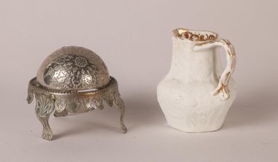 deux vases placés l'un à côté de l'autre sur une table