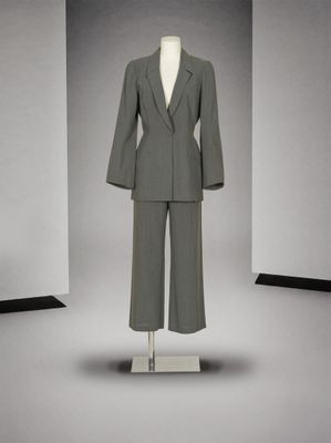 une photo d'un tailleur de femme sur un mannequin