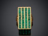 une bague en émeraude et or, par personne
