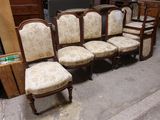 de nombreuses chaises alignées sur le sol