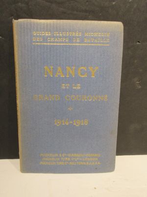 un vieux livre posé sur une table blanche, sur fond noir