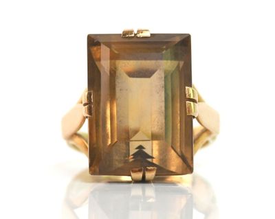 l'image d'une bague contenant une pierre verte