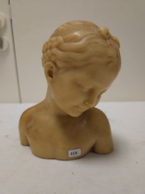 statue d'un jeune garçon, la tête tournée sur le côté