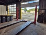 une photo d'un garage dans lequel se trouve beaucoup de bois