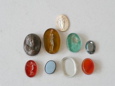 de nombreuses pierres de différentes couleurs sur un fond blanc