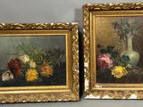 deux tableaux représentant des fleurs dans un vase et un vase de fleurs posé sur une table
