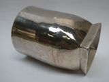 une coupe en argent posée sur une table