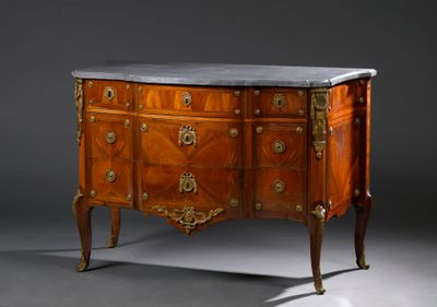 une image d'une commode à dessus en marbre