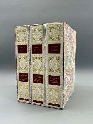 trois livres sont empilés sur une table