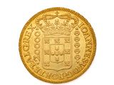 gros plan d'une pièce d'or sur une surface blanche
