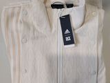 une chemise blanche avec une étiquette, posée sur une table