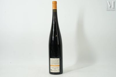 la bouteille de vin est posée sur une surface blanche