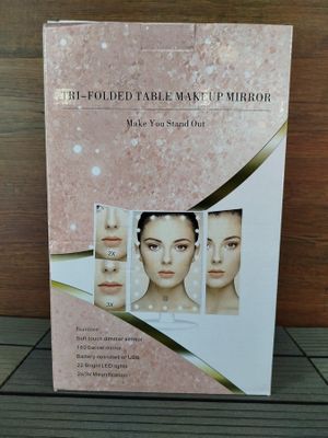 une boîte de produits de maquillage posée sur une table en bois
