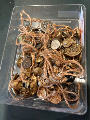 un récipient en plastique rempli d'une multitude de pièces de monnaie posé sur une table