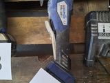 un grand nombre d'outils posés sur une table