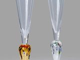 deux verres à vin posés l'un à côté de l'autre sur une table