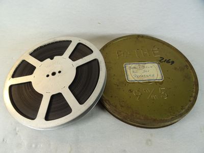 une bobine de film posée sur une table à côté d'une autre bobine