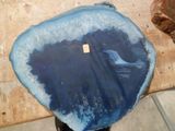 un gros morceau d'agate bleue posé sur une table en bois