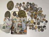 un lot de pièces de monnaie posées sur une table