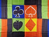 une image représentant un drapeau multicolore orné de cartes à jouer