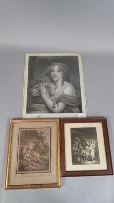 trois photos encadrées représentant une femme et un enfant, posées sur une table