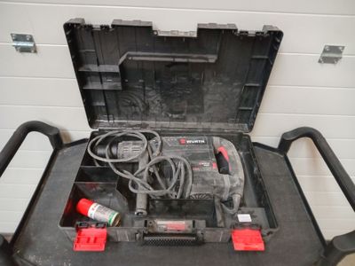 une boîte à outils contenant des outils, posée sur un chariot
