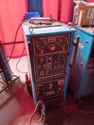 une machine posée par terre à côté d'une machine bleue