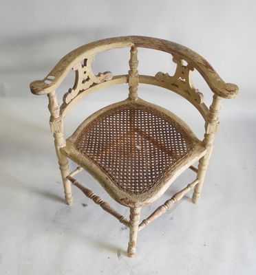 une vieille chaise en bois avec une assise en osier, sur fond blanc